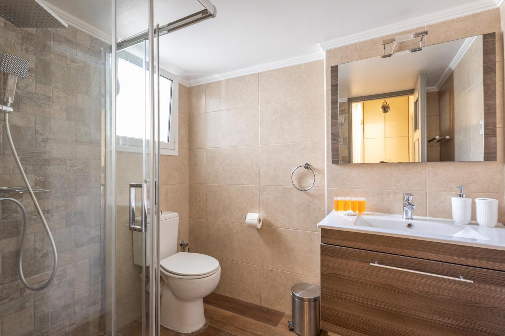 Beachside Bliss Freshly Renovated 2-bedroom Getaway Apartment Piraeus