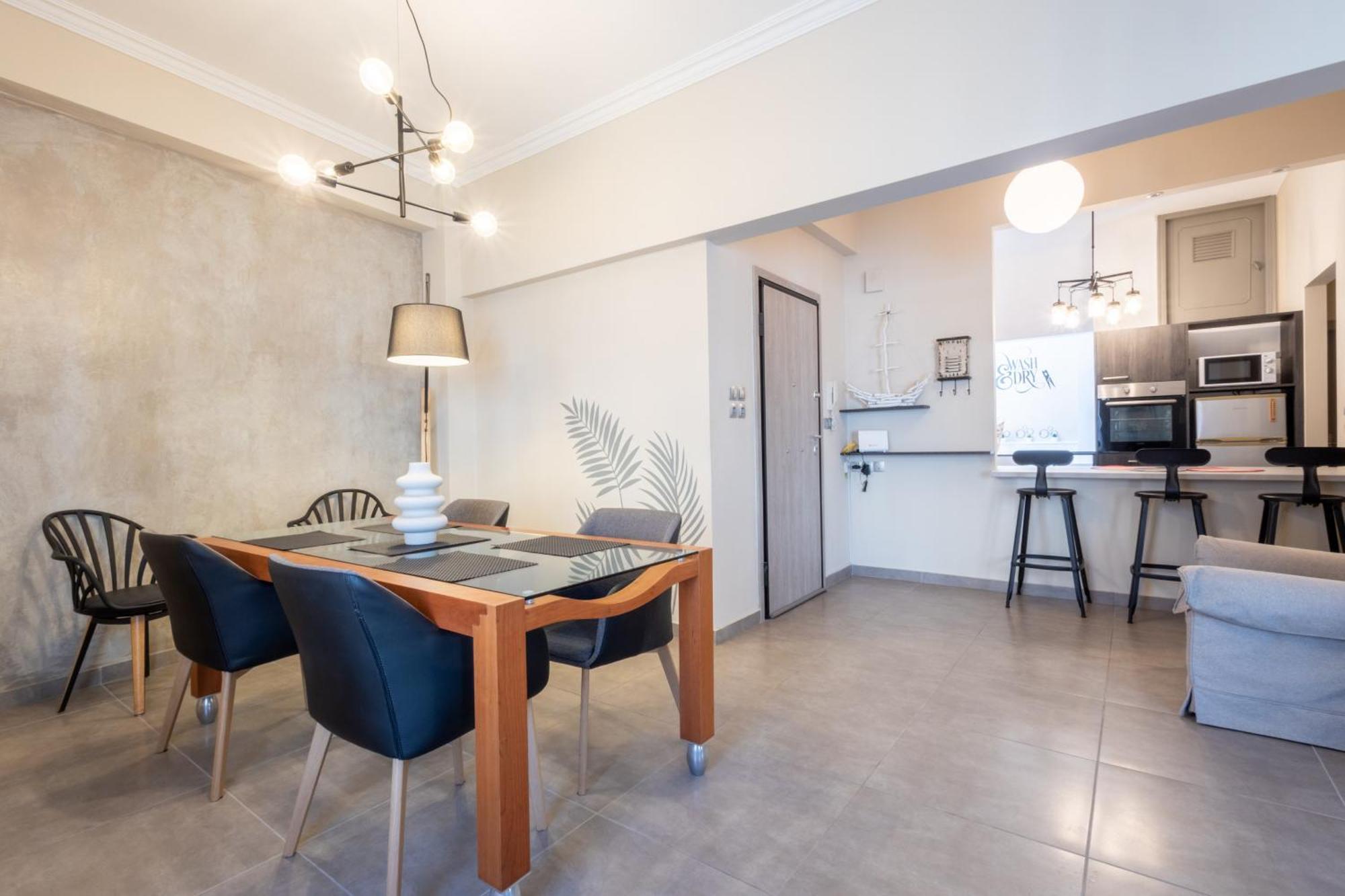 Beachside Bliss Freshly Renovated 2-bedroom Getaway Apartment Piraeus