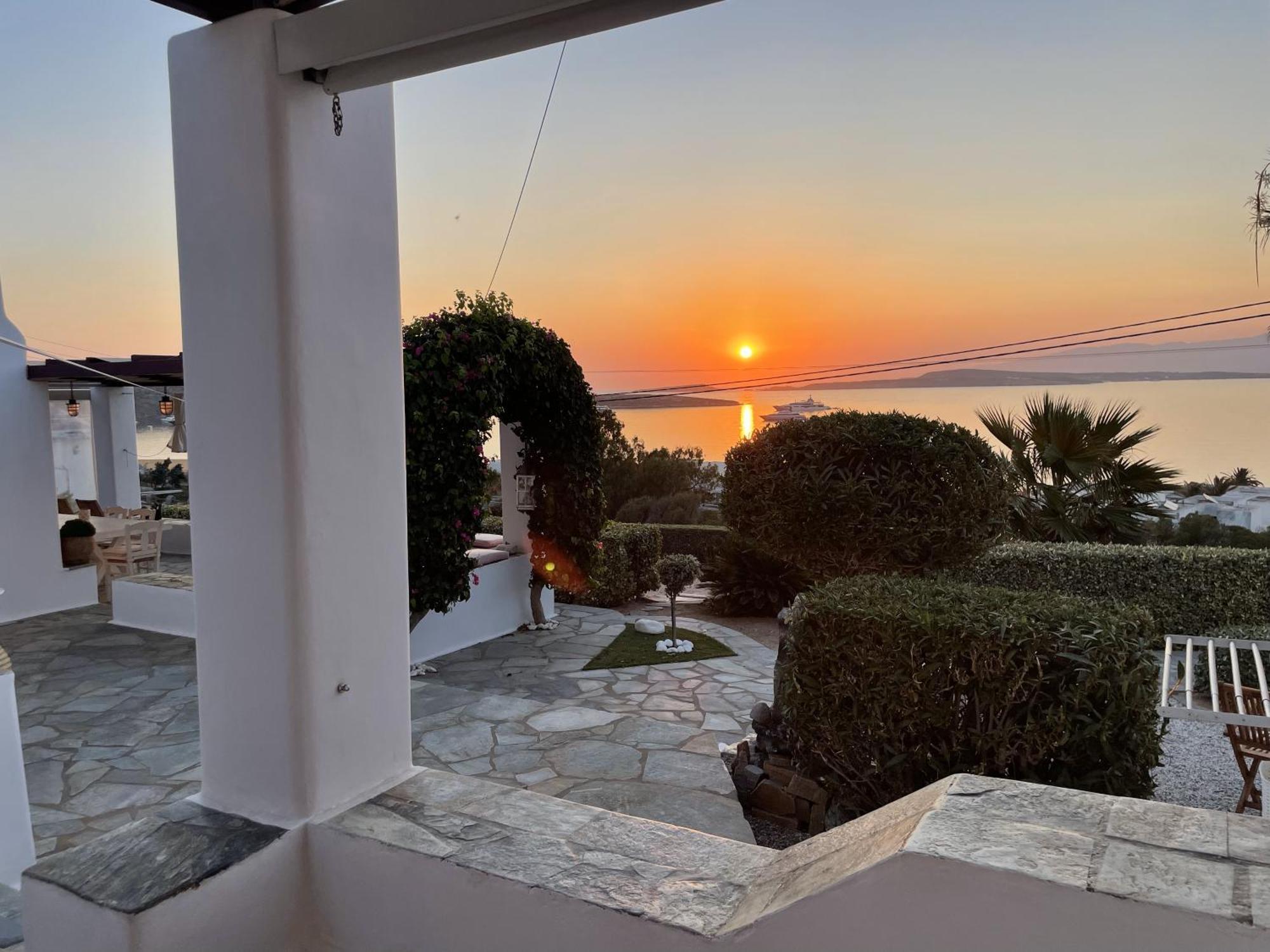 Playera Holiday home *