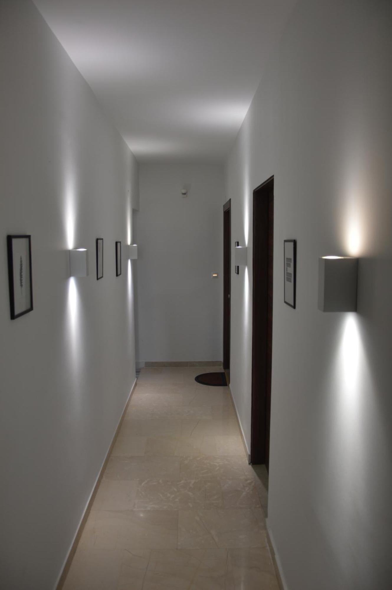 Side Ii Apartment *