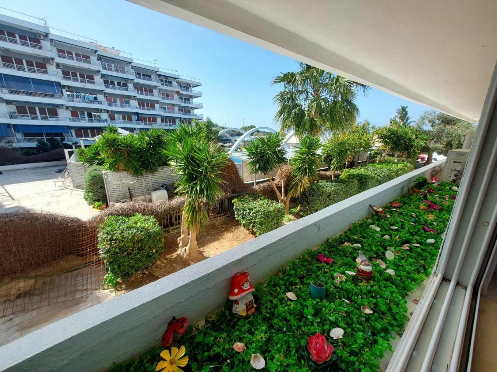 By The 2 Apartment Saronida