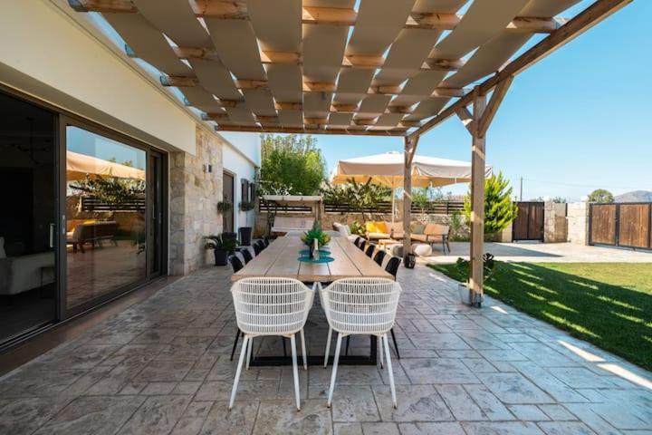Villa Olympia, 4 Bedroom For Up To 14 Persons, 400 Meters From The Long Sandy Paralia Kourna