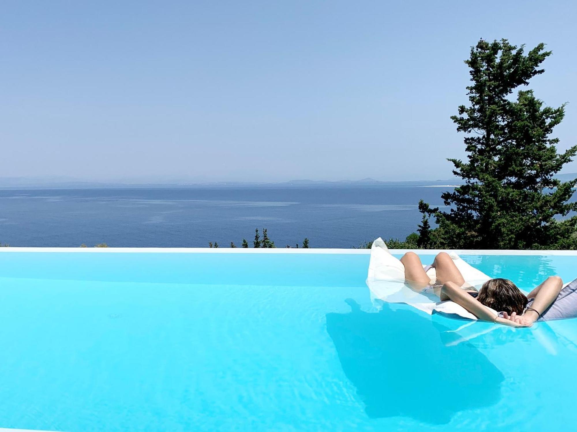 Epipleon Seafront Villa Tsoukaladhes