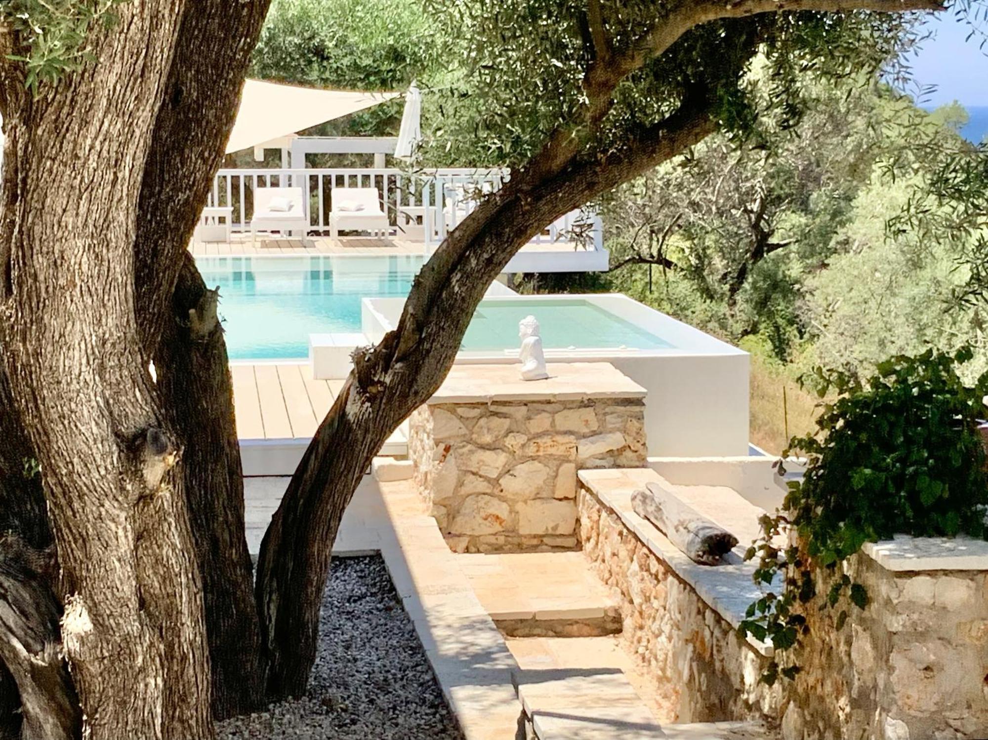 Epipleon Seafront Villa Tsoukaladhes