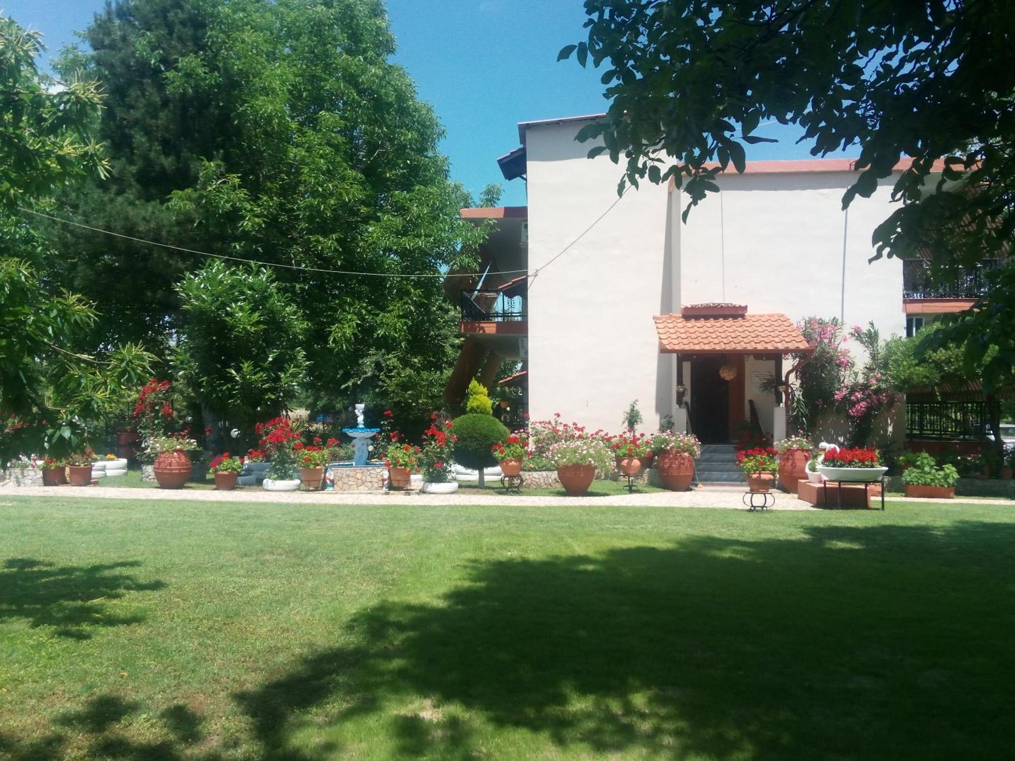 Hostel Roula Manou Paralia Skotinis