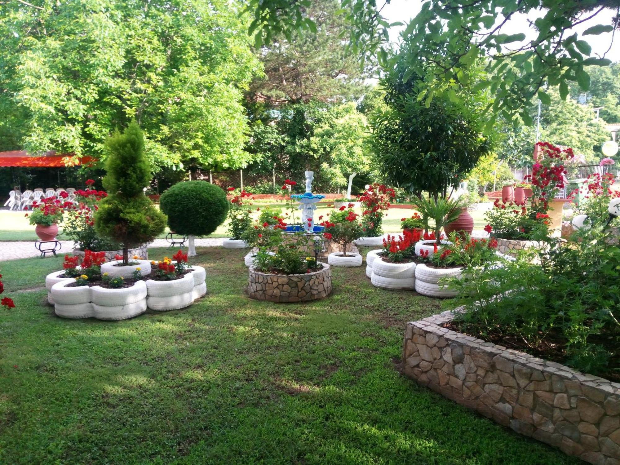 Roula Manou Hostel *