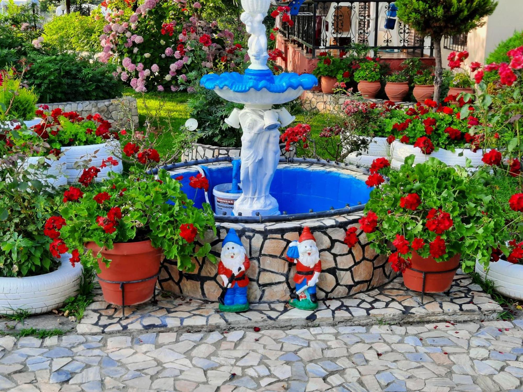 Roula Manou Hostel Paralia Skotinis