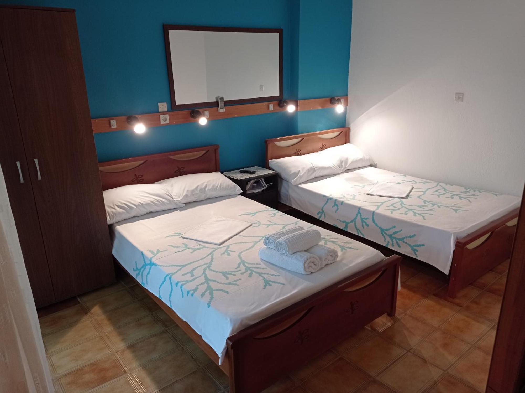 Roula Manou Hostel *