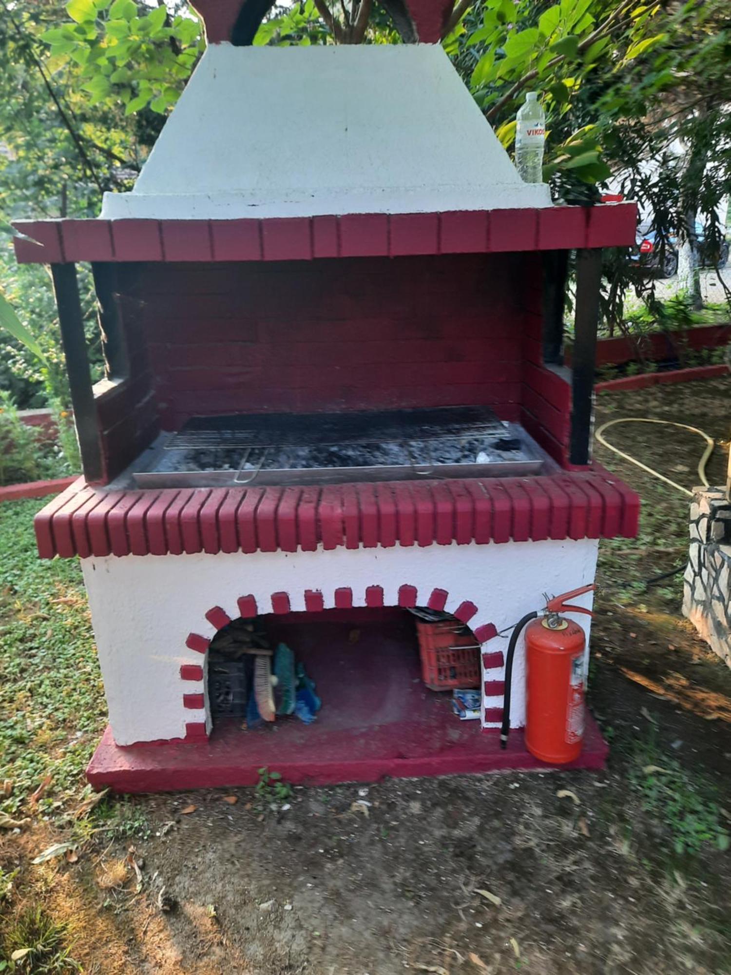 Roula Manou Hostel Paralia Skotinis
