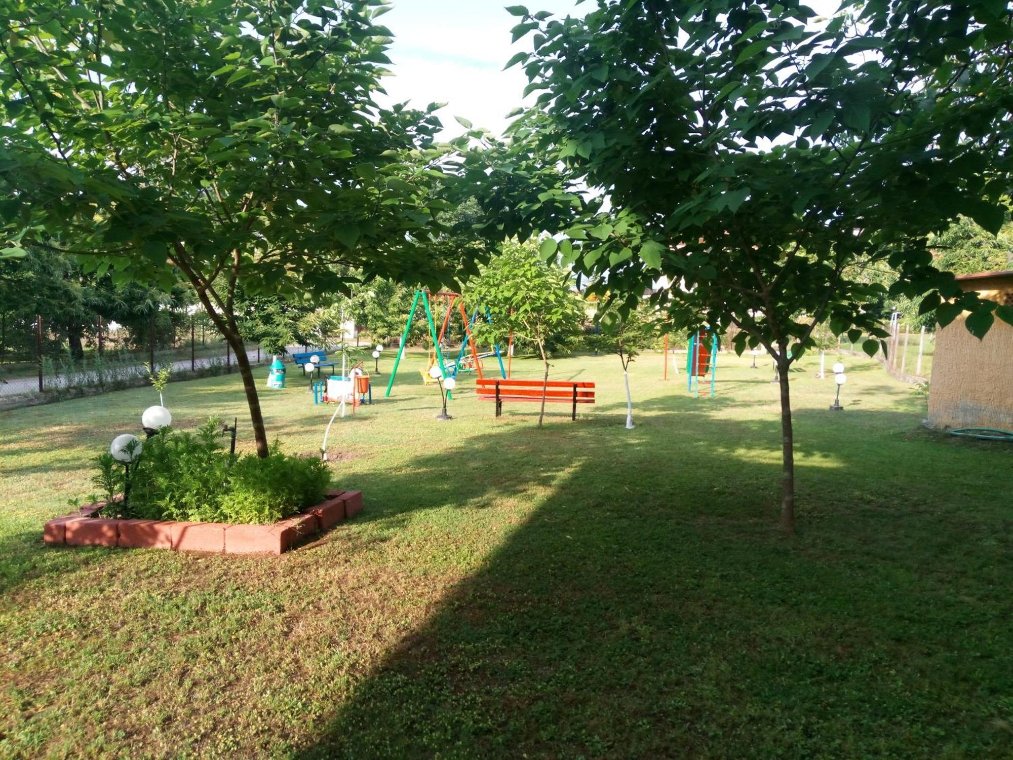 Roula Manou Hostel *