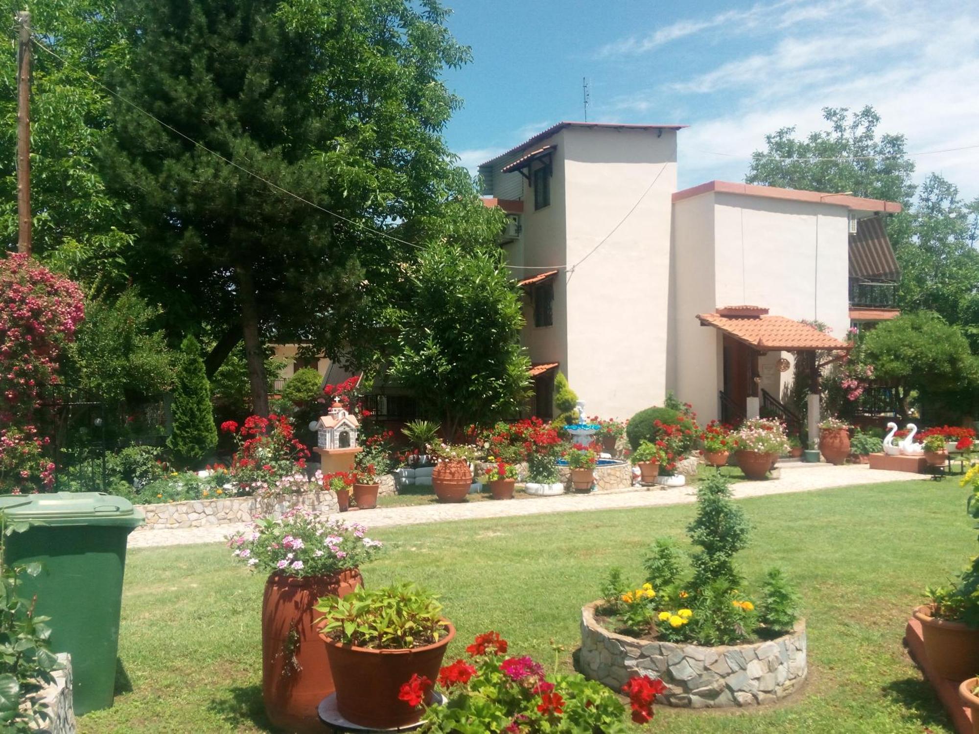 Roula Manou Hostel *