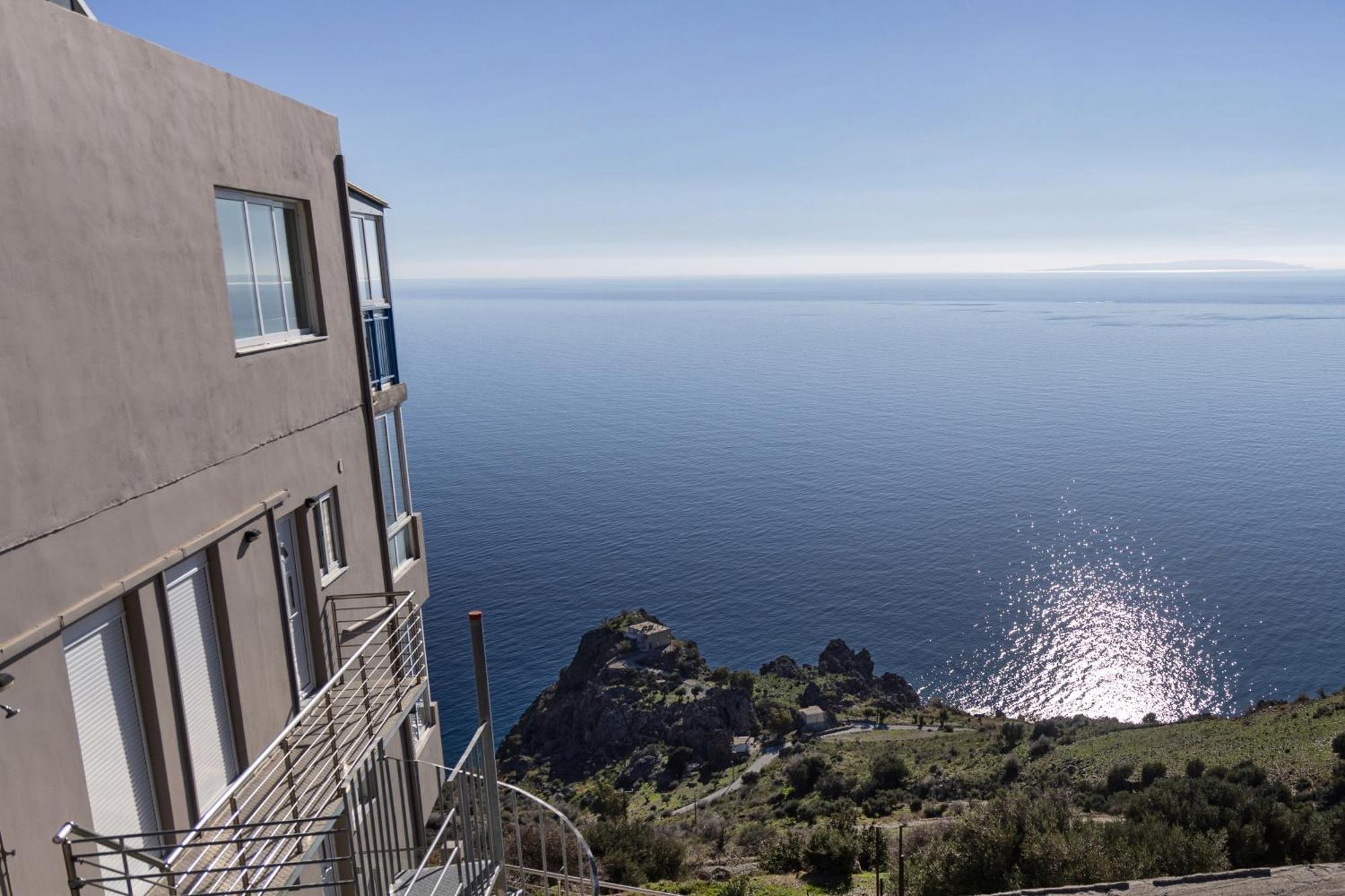 Akrotiri Panorama- Luxury Rental Apartments With Sea View * Rodakino