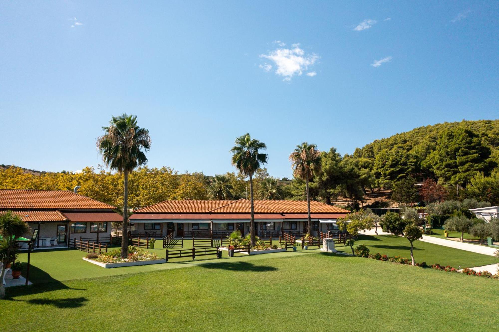 Komitsa Luxury Aparthotel Nea Roda