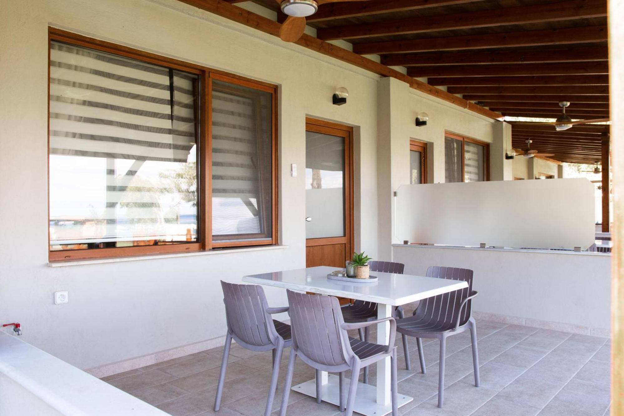 Komitsa Luxury 2* Nea Roda
