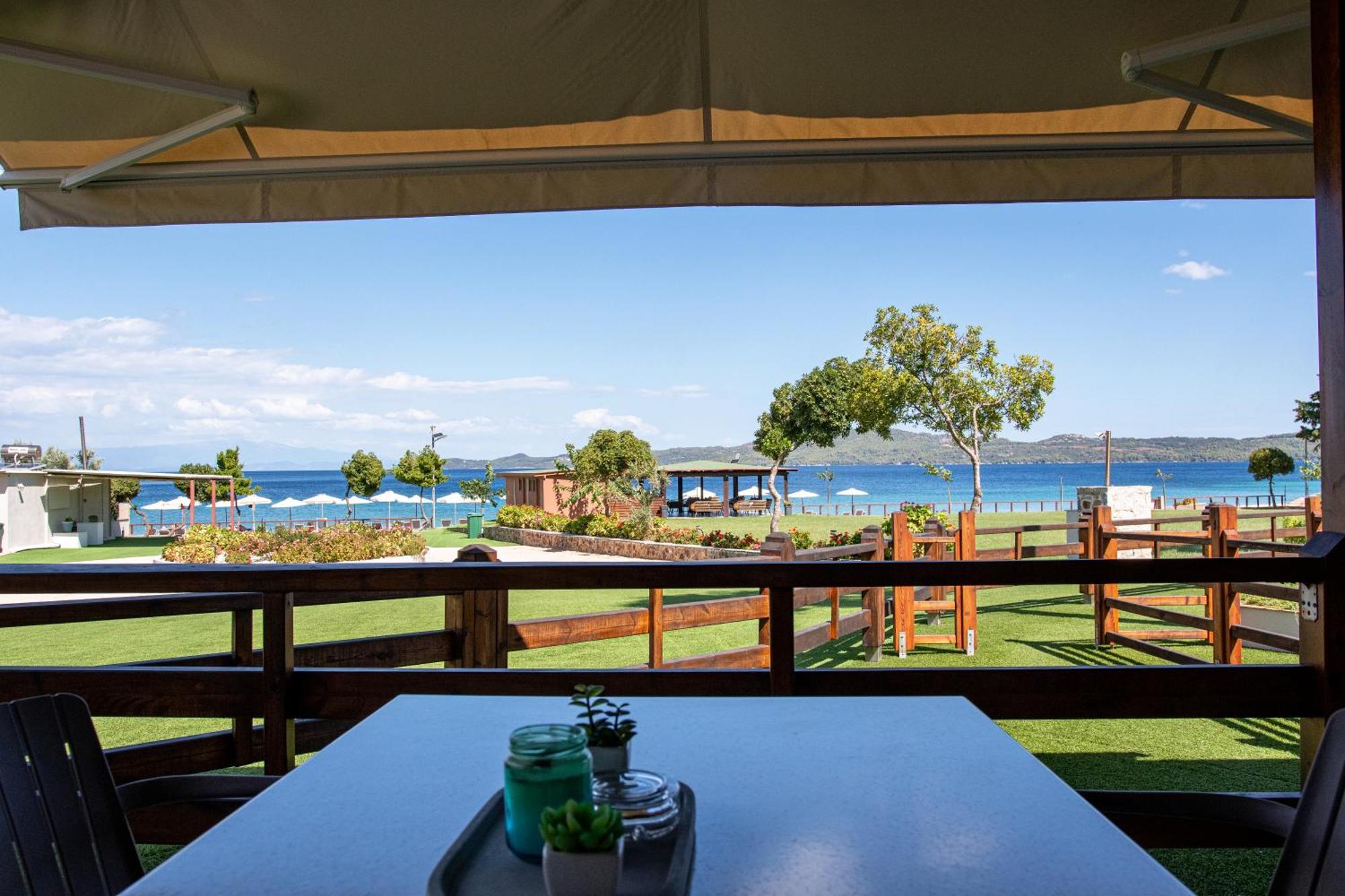 Komitsa Luxury Aparthotel Nea Roda