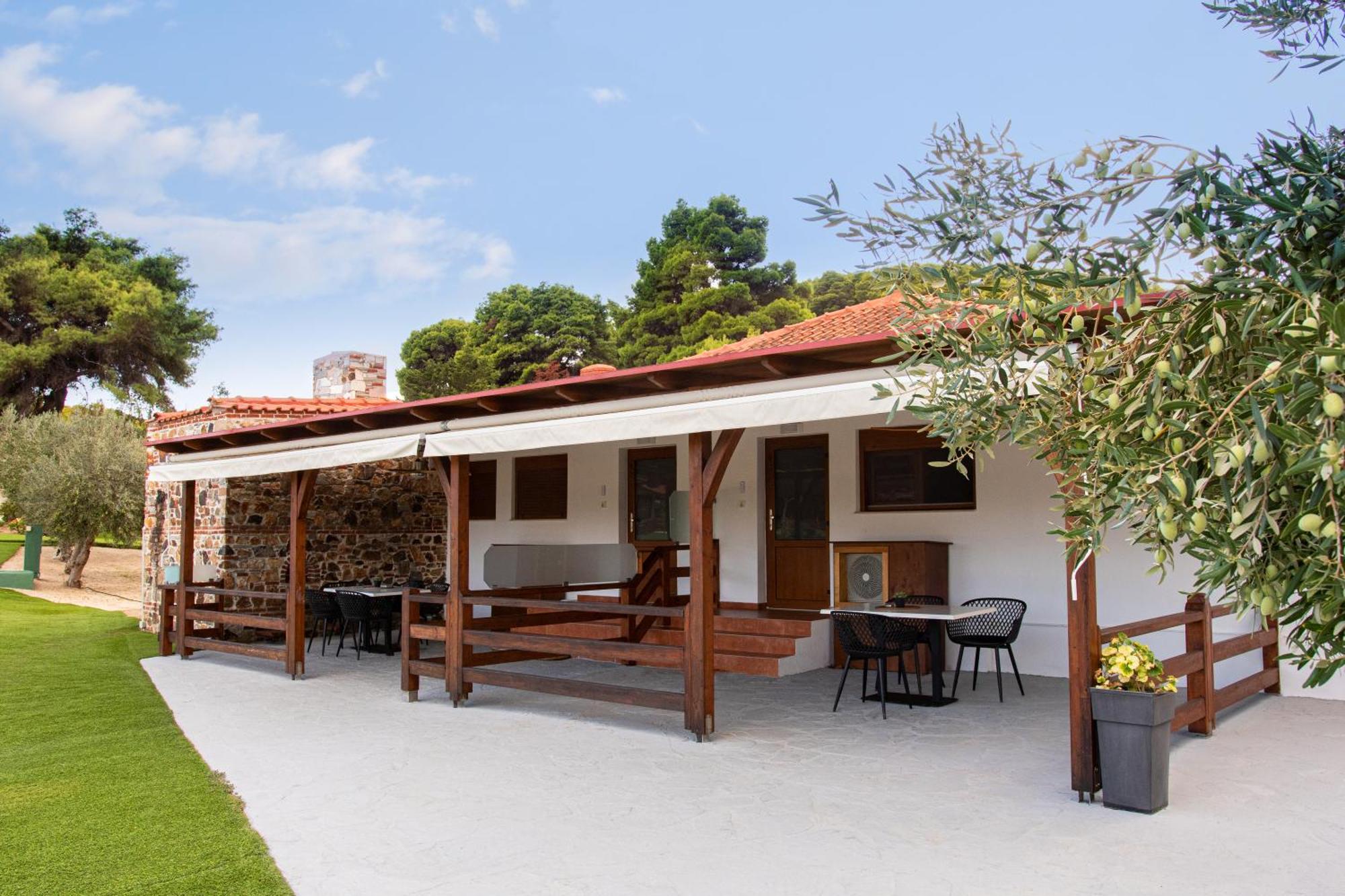 Aparthotel Komitsa Luxury Nea Roda