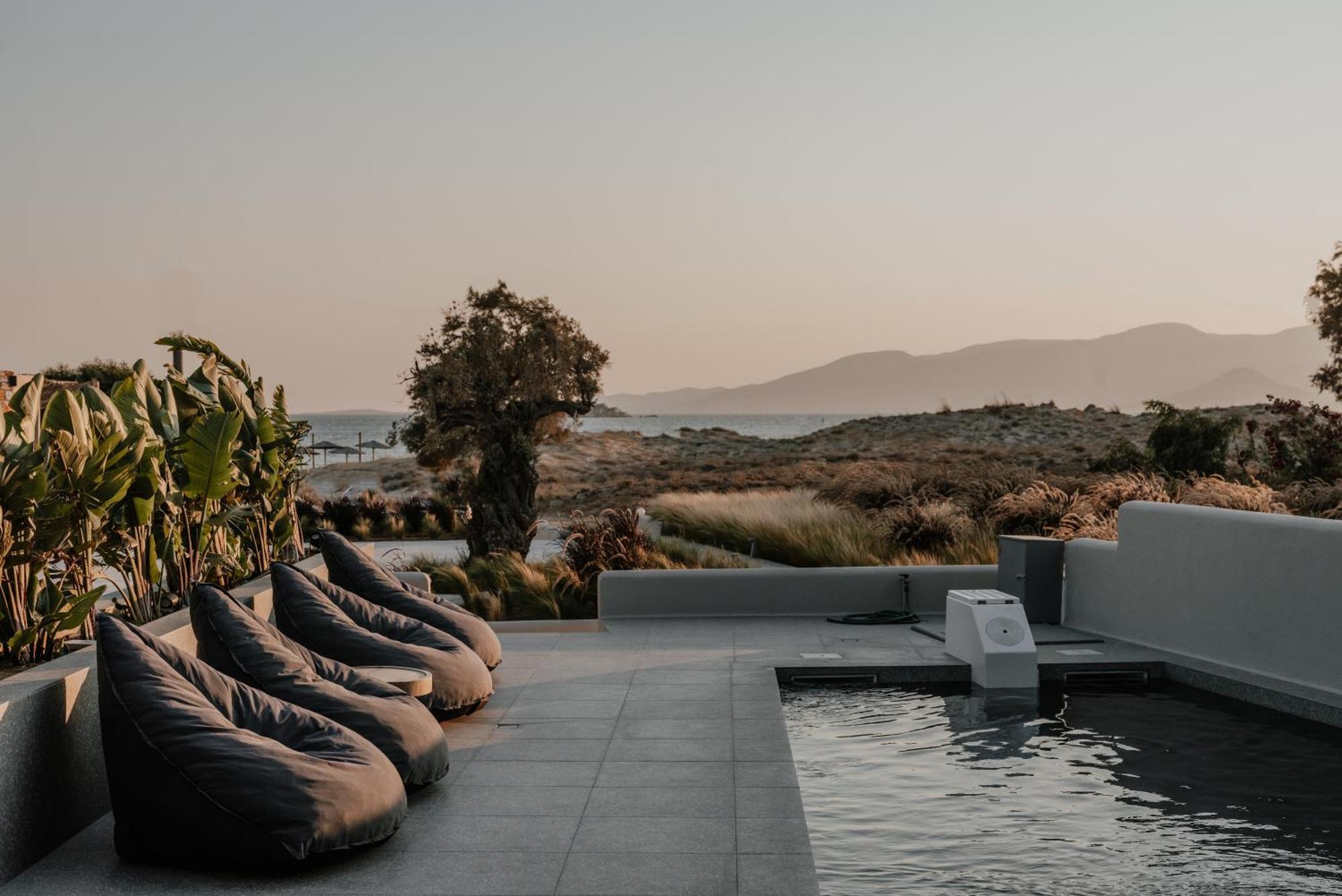 Villa Onym Curated