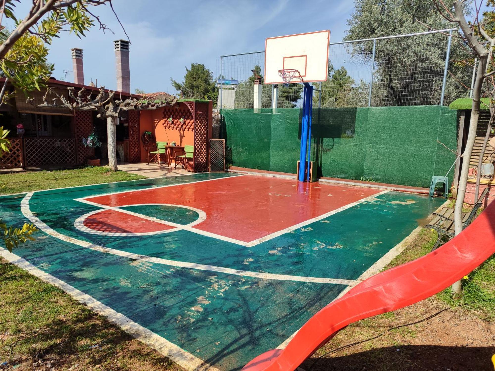 Villa George's Family Friendly Maisonette With Great Exterior