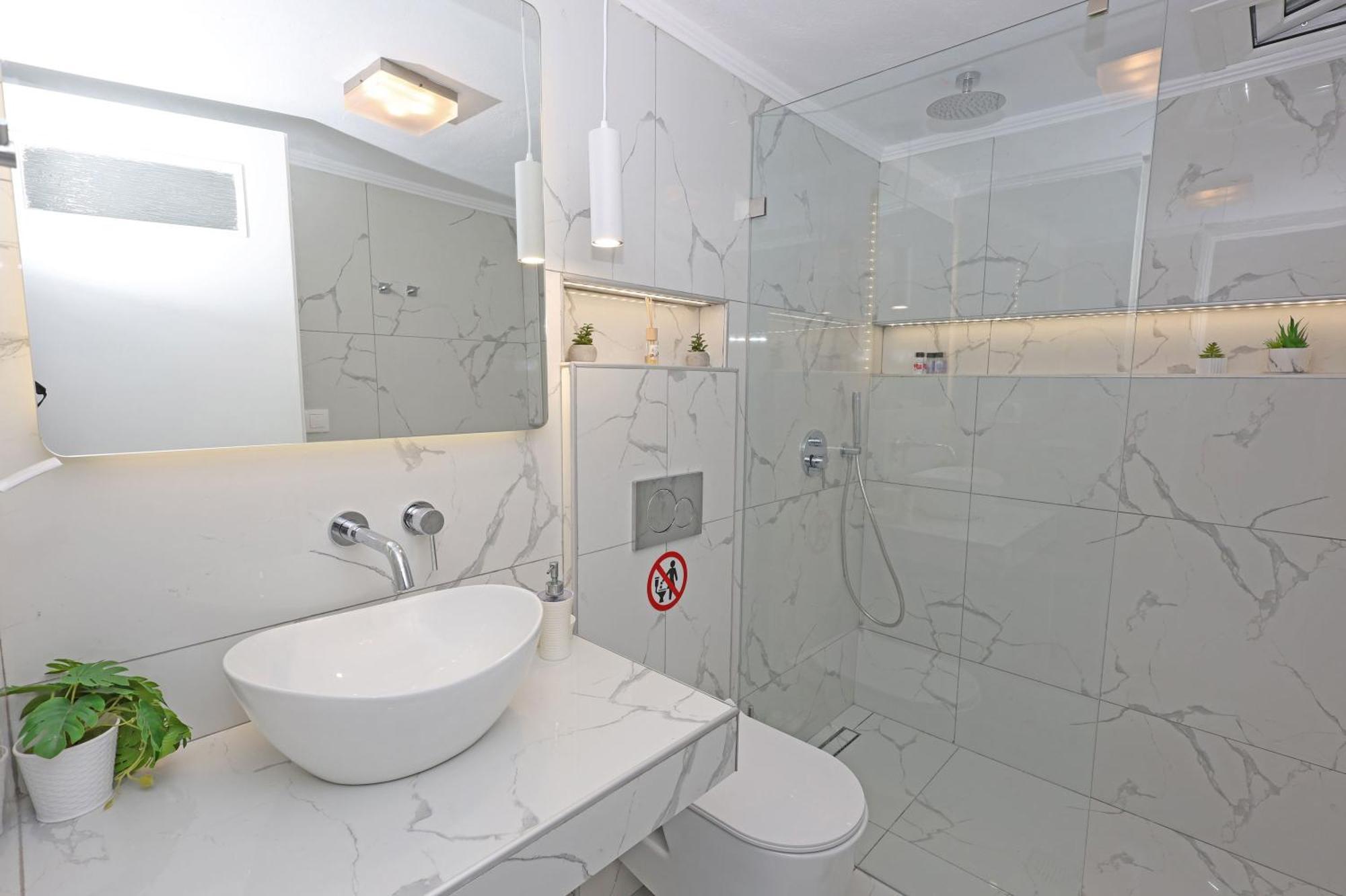 Seafront - Port House G Apartment