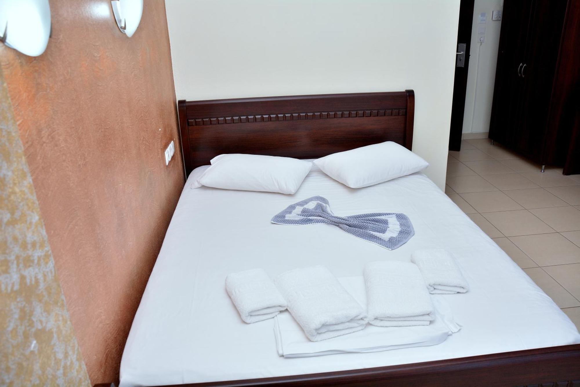 Paris Hotel 2*