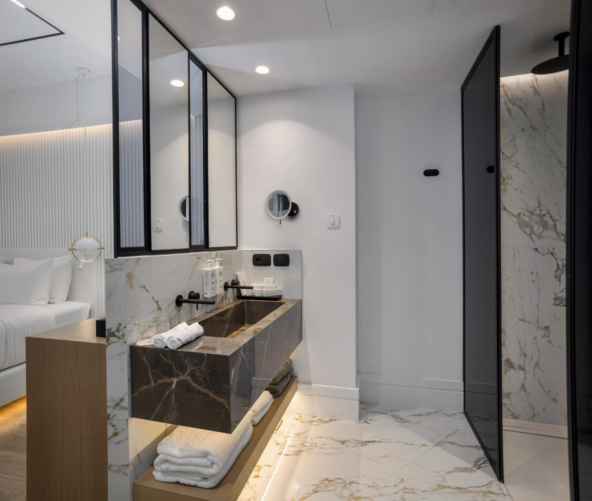 Hotel Ethereal White &