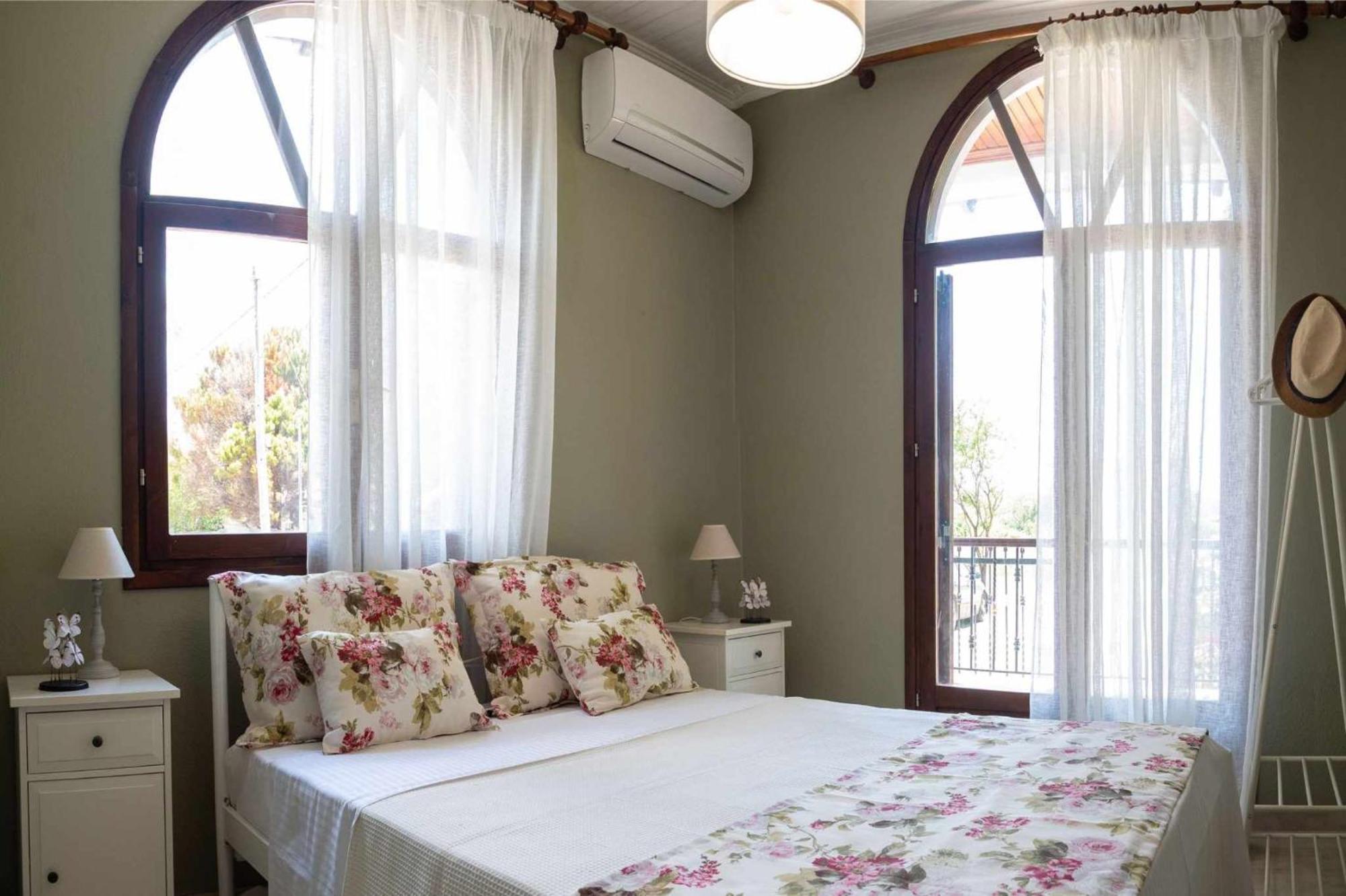 Villa Shada's Pool & Jacuzzi Nea Iraklia