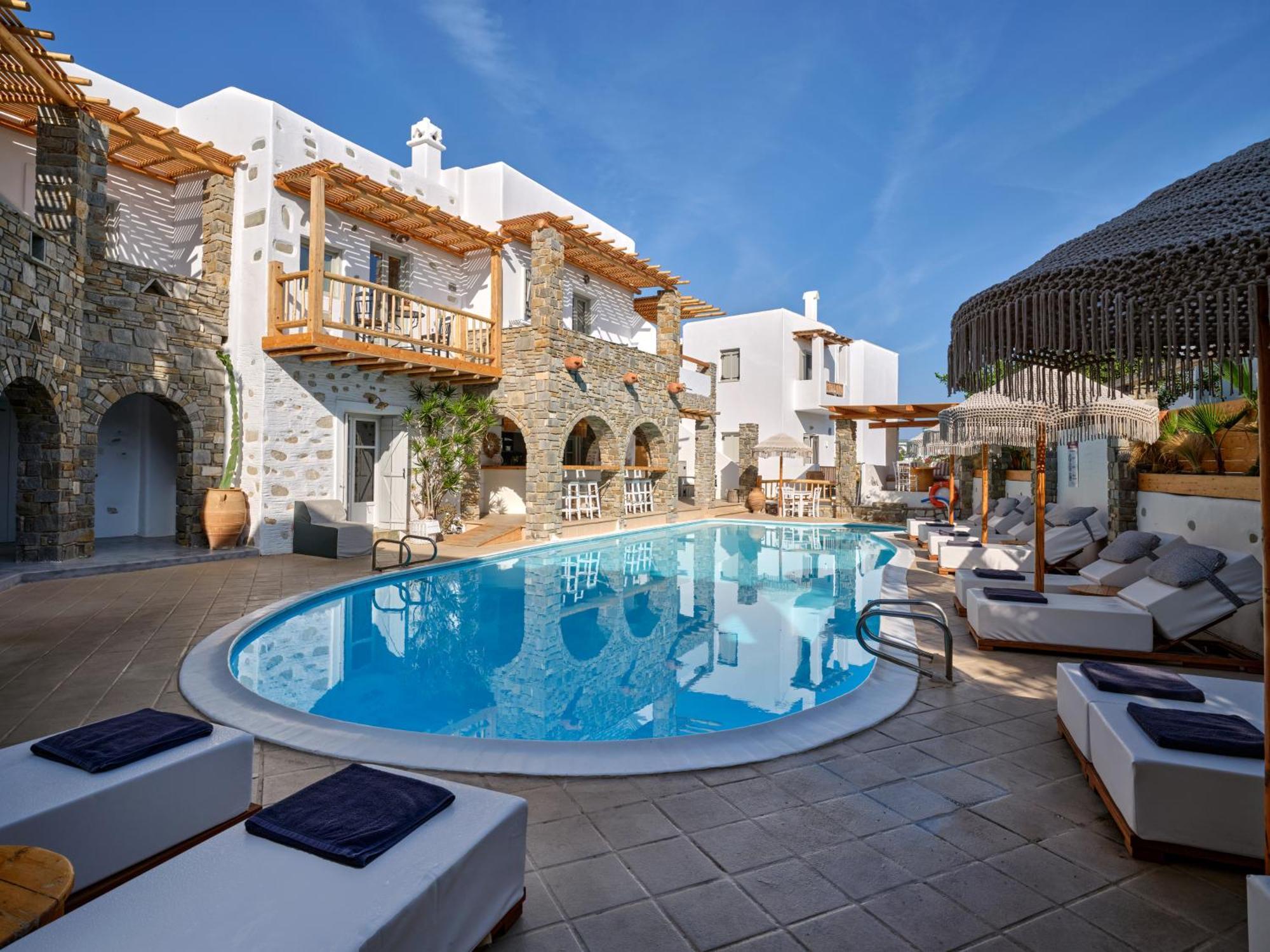 Zefi & Hotel Naousa (Paros)
