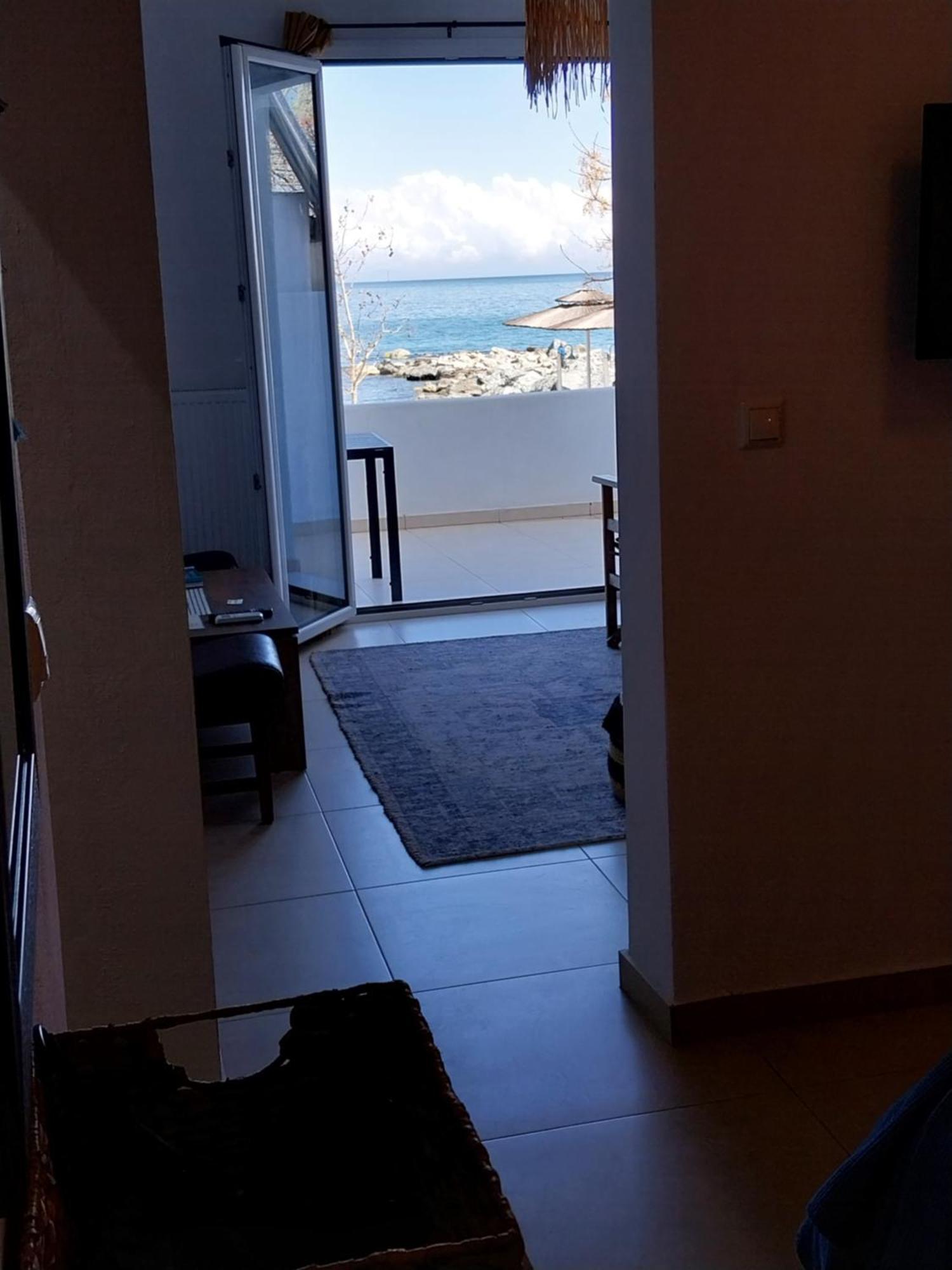 Galazio Seaside Luxury & Coffee Shop Apartment