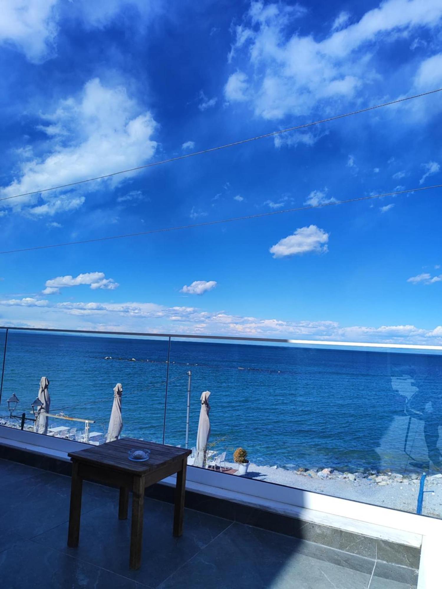 Galazio Seaside Luxury & Coffee Shop Apartment *