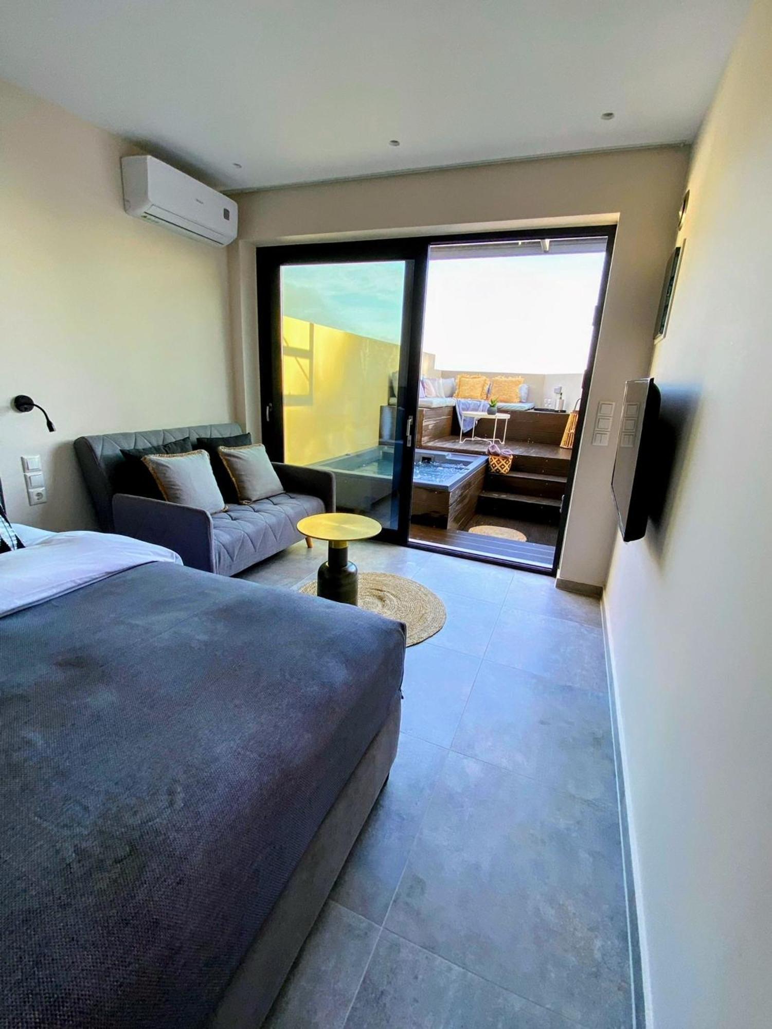In - Luxury With A Queens Double Bed Stunning Sea Vews And Private Jacuzzi Guest house Megali Ammos (Skiathos)