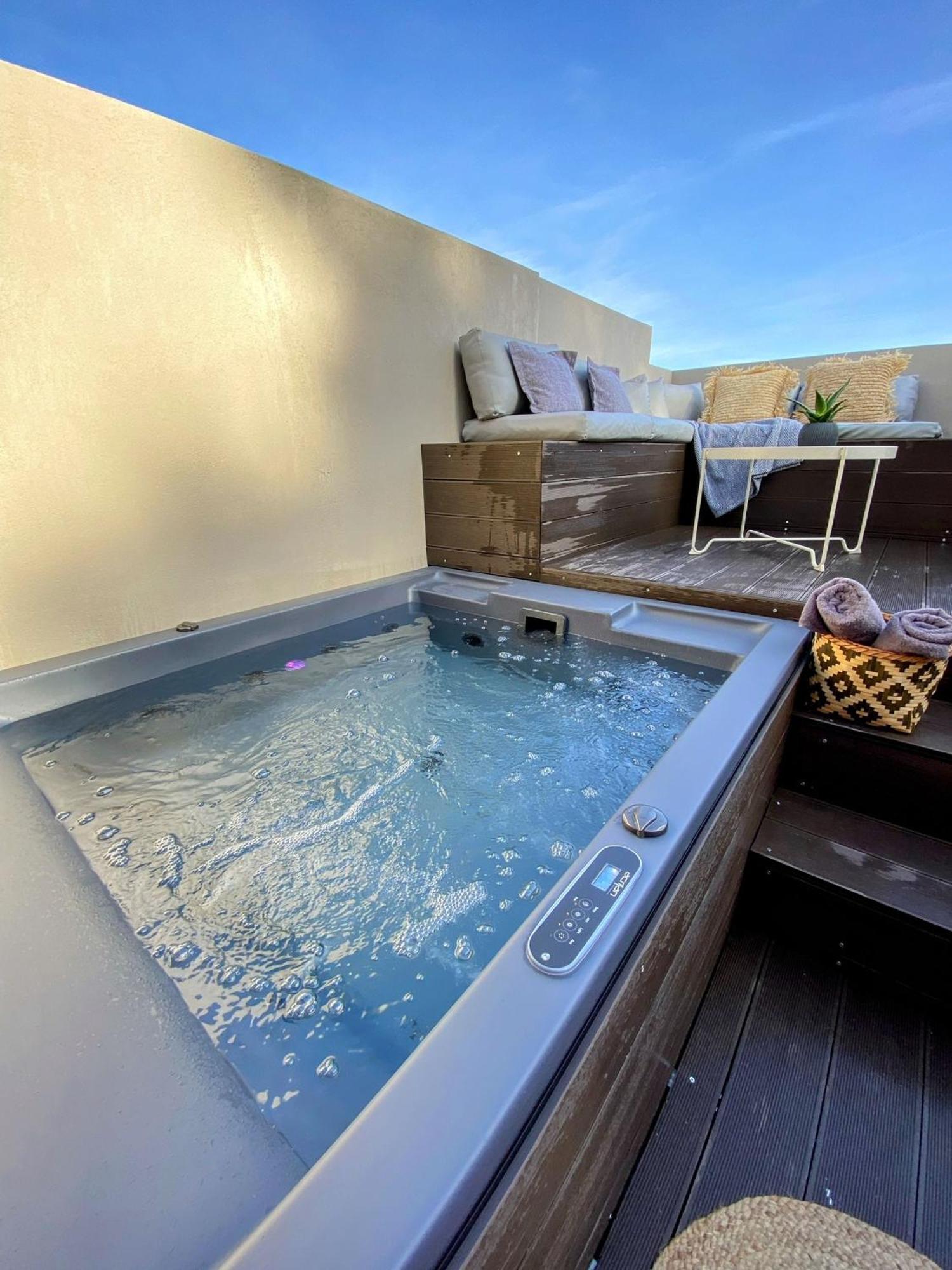 Guest house In - Luxury With A Queens Double Bed Stunning Sea Vews And Private Jacuzzi