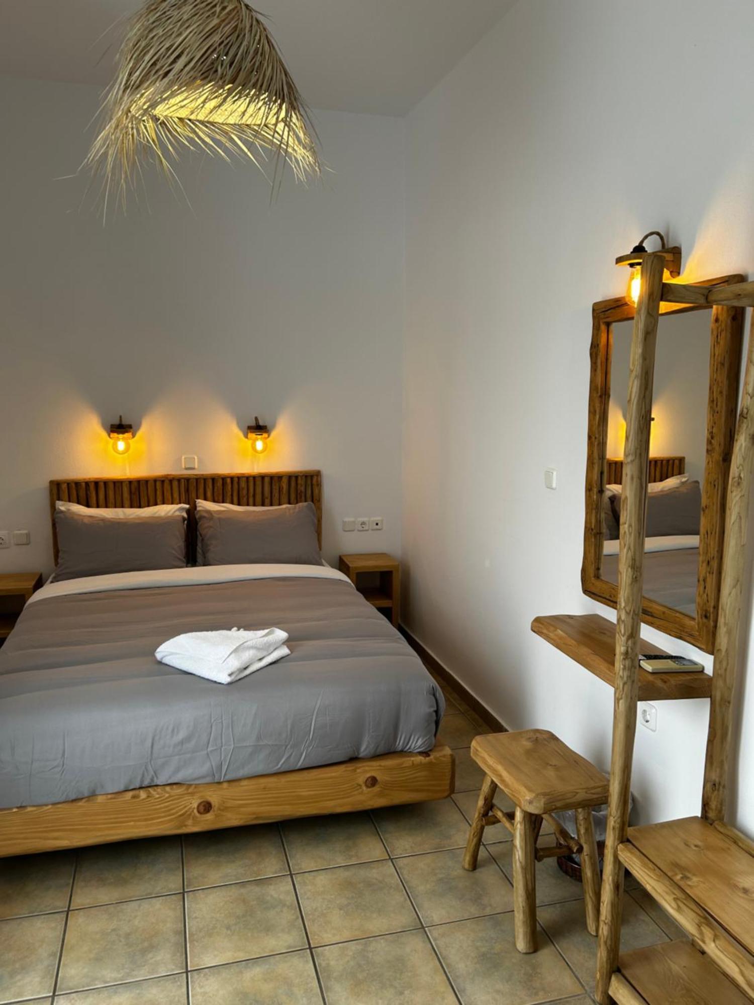 Livadia * Parikia (Paros)