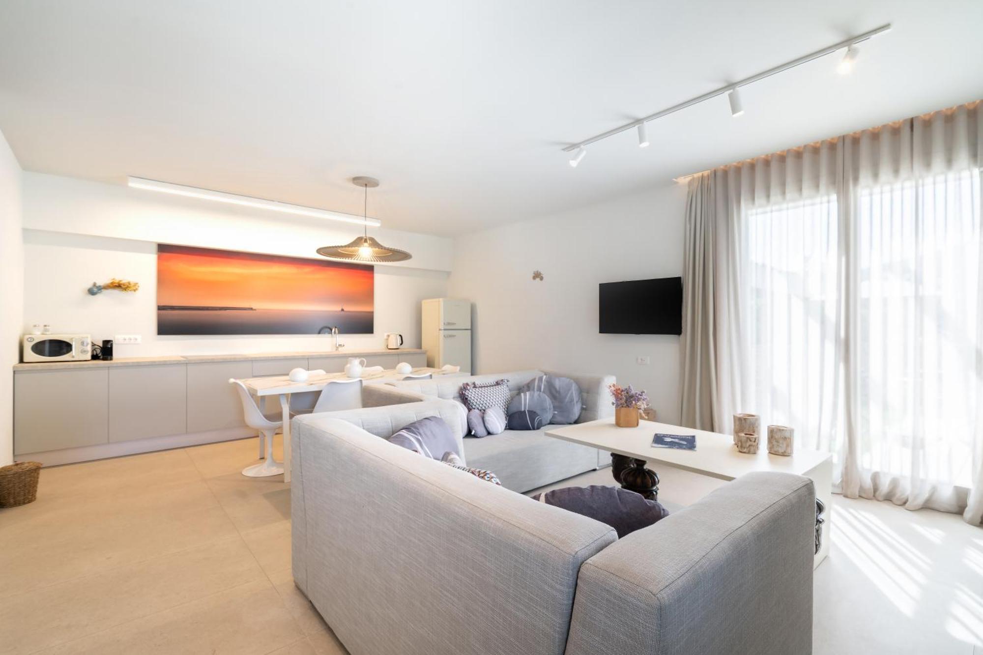 Suitehome With Private Pools By Explore Andros Town