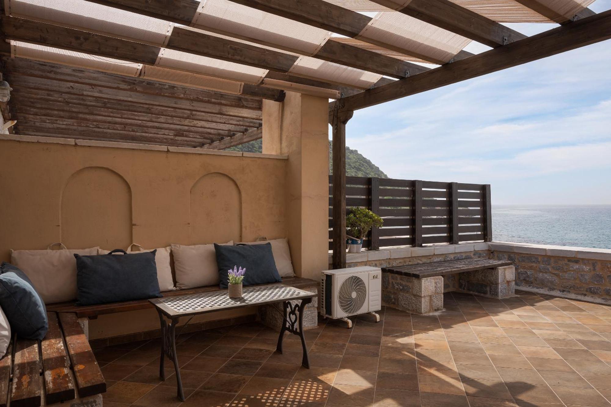 Aura Seafront Apartment Neo Oitilo