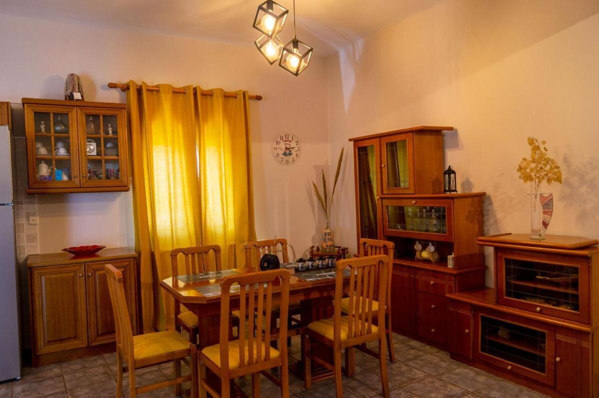 Emilia's * Ano Syros
