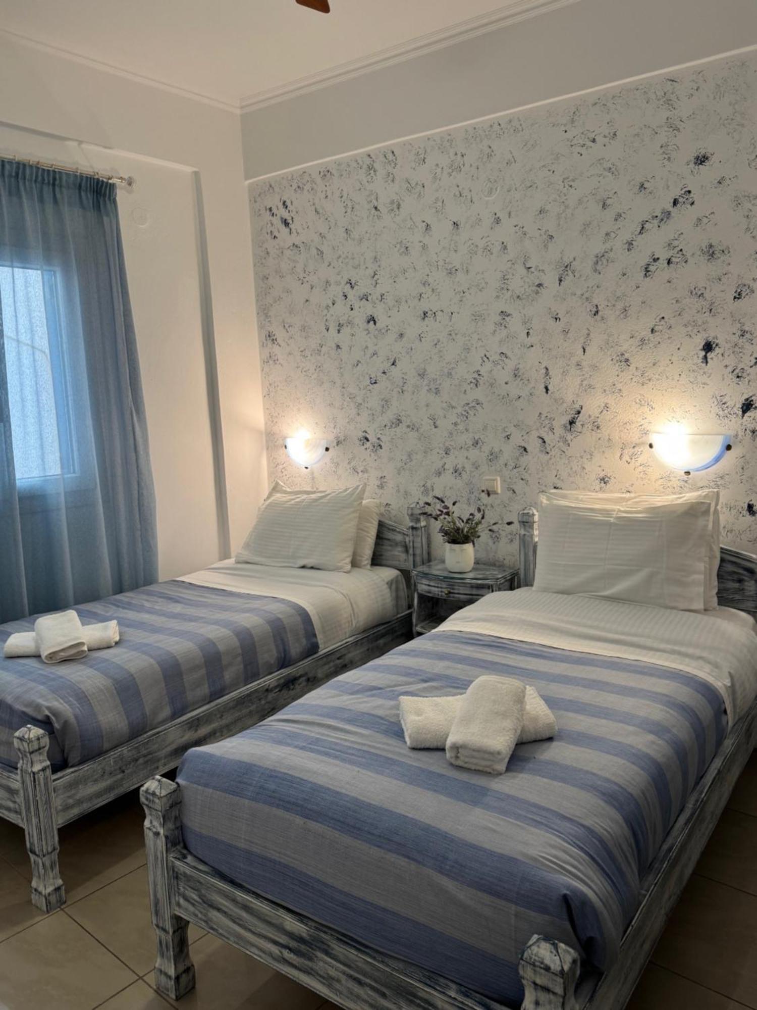 Phoenix * Fira (Santorini)