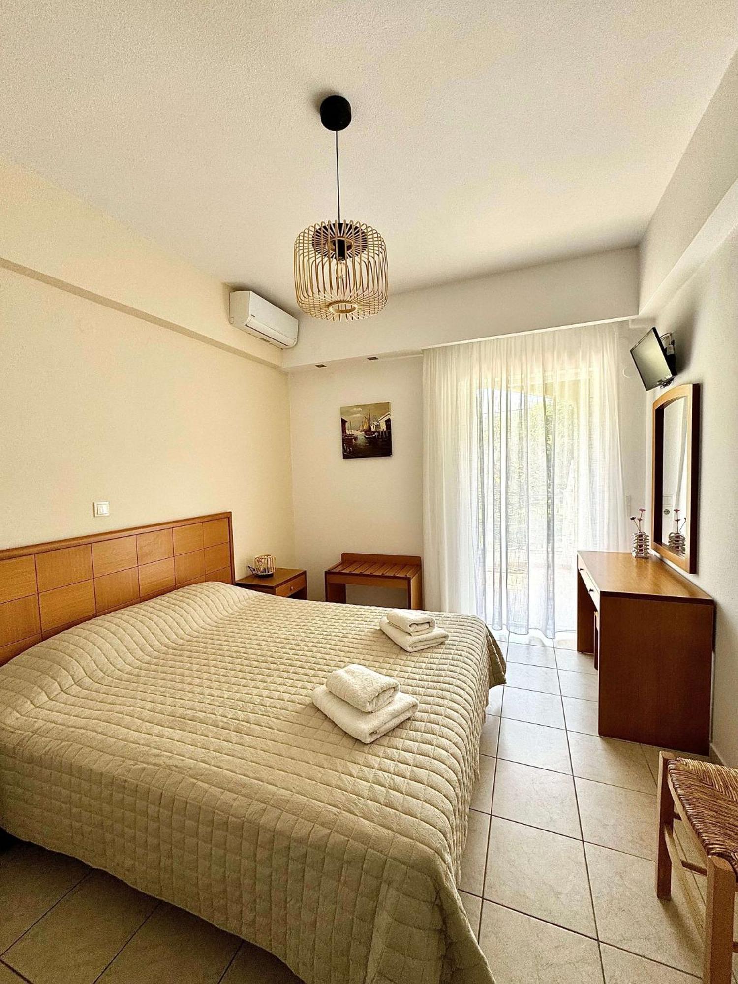Manolis Aparthotel 3*