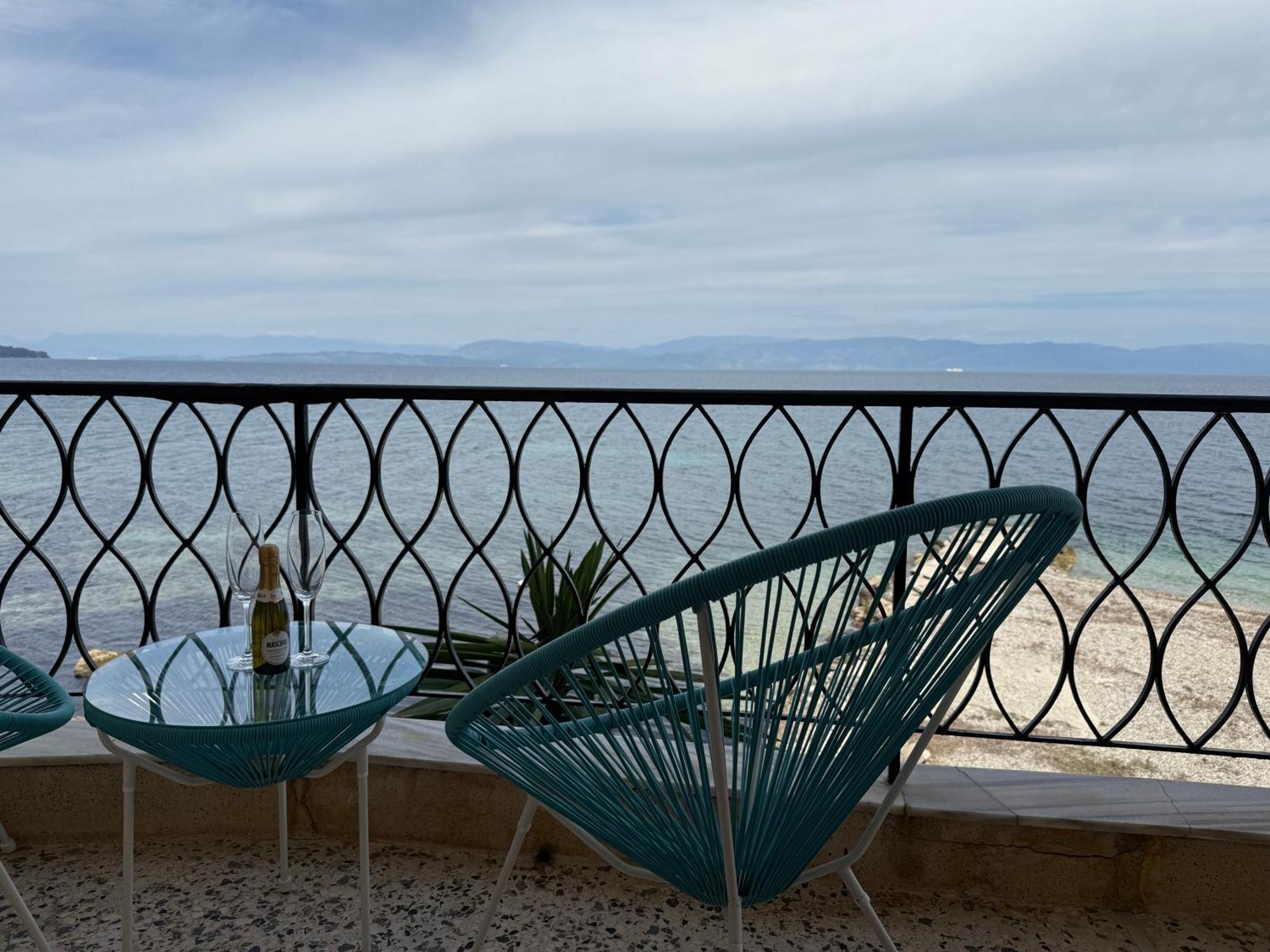 Fronte Mare - Sea Front Luxury With Private Patio Apartment *