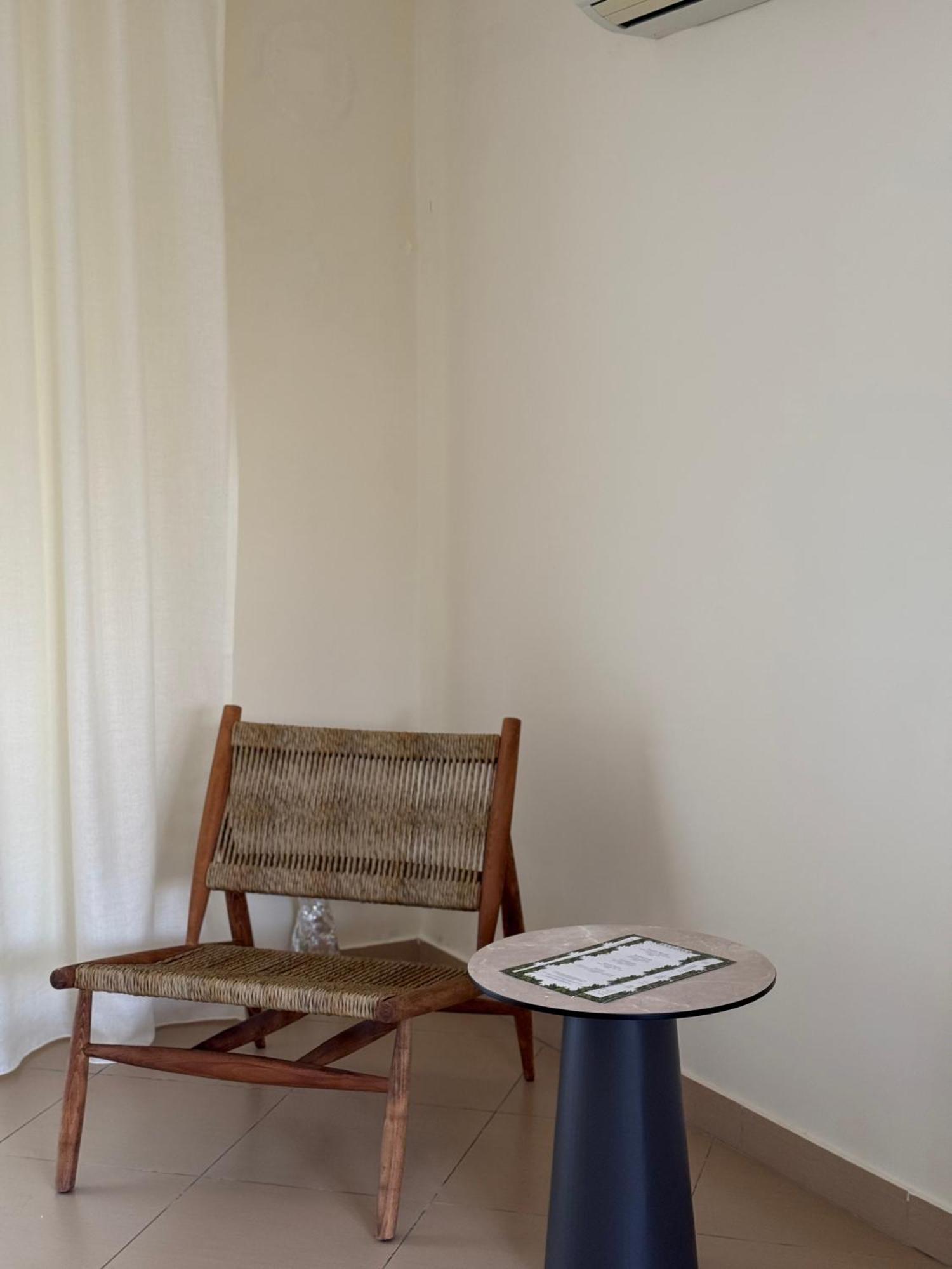Apolonio Evia 4*