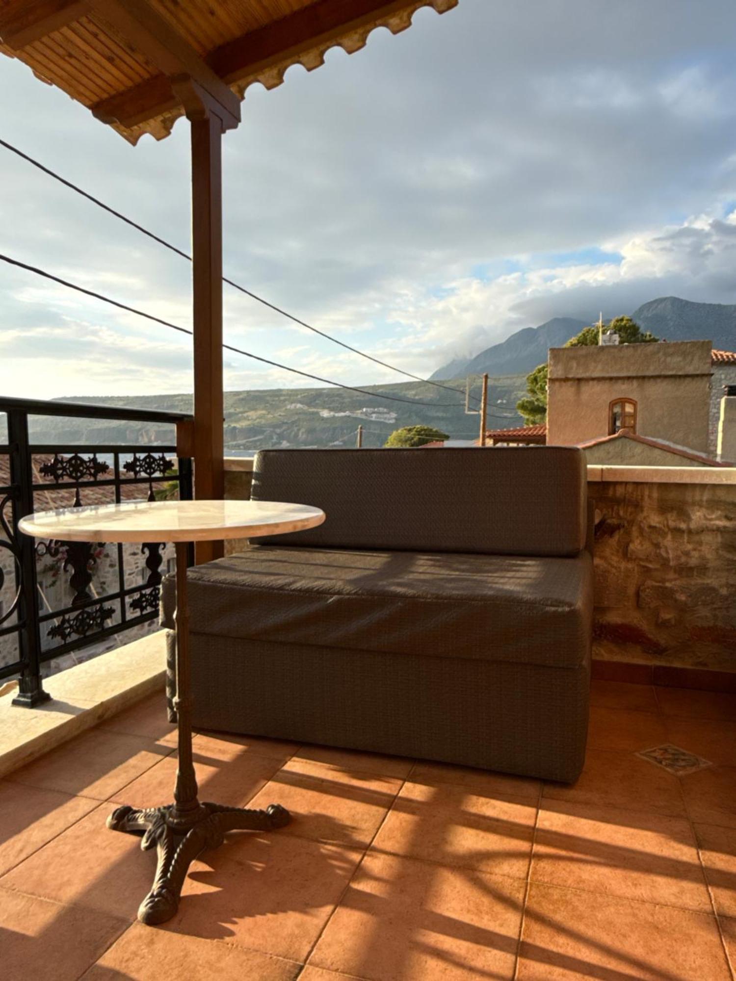 Guest house Limeni Studios