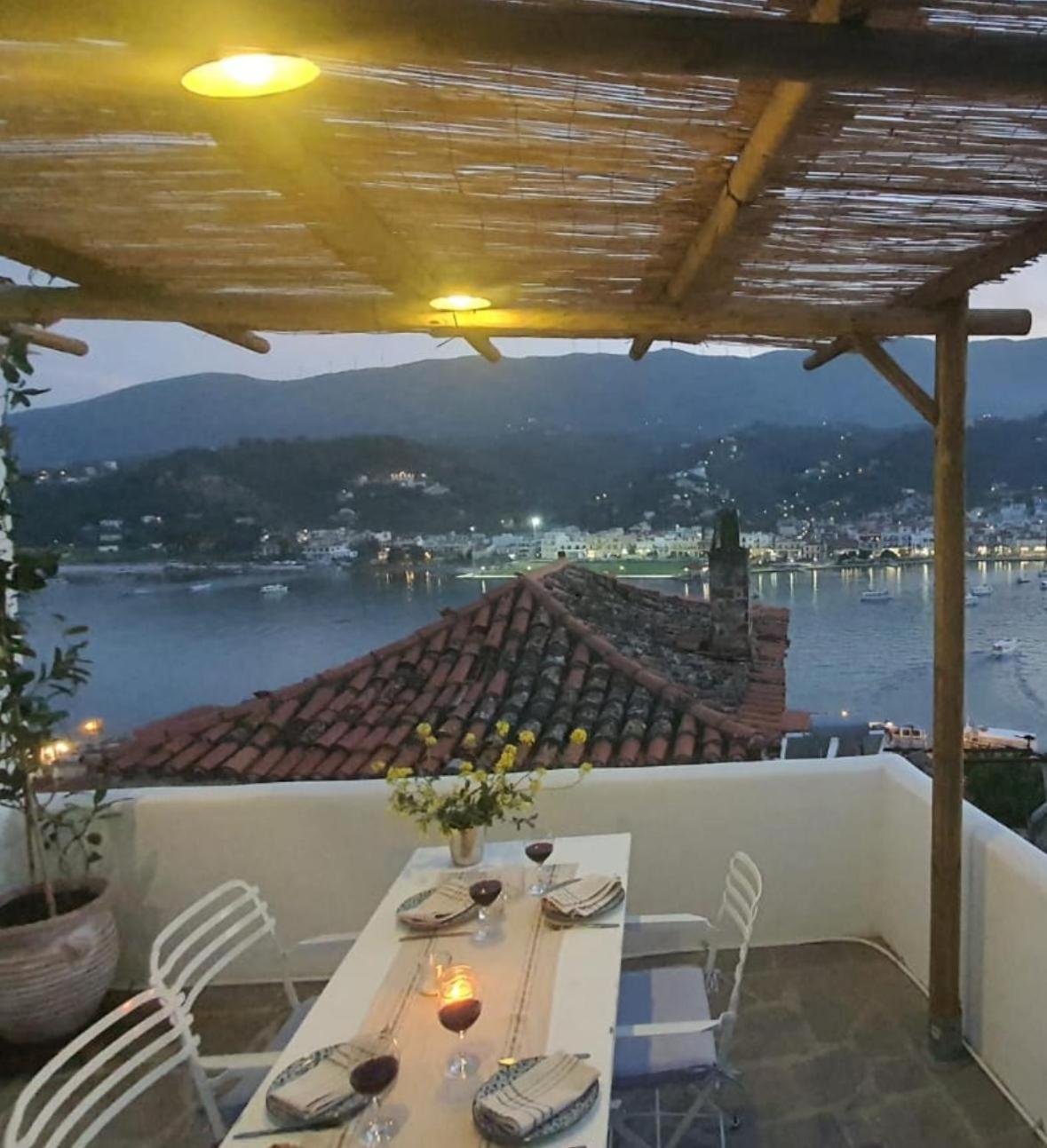 Mona * Poros Town