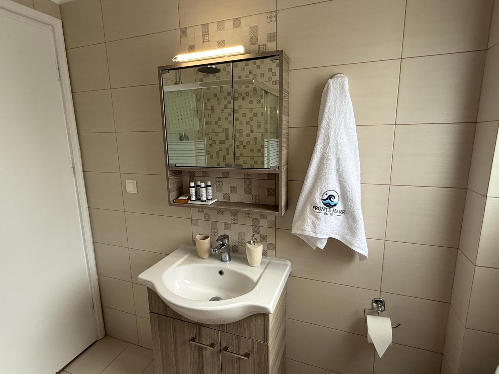 Fronte Mare - Sea Front Luxury With Private Patio Apartment *