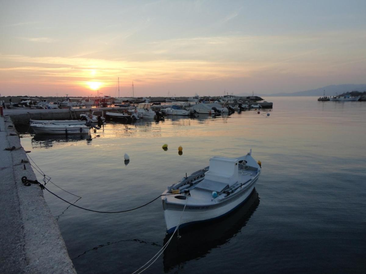 Greek House With Seaview,parking And Yard With Bbq Holiday home *