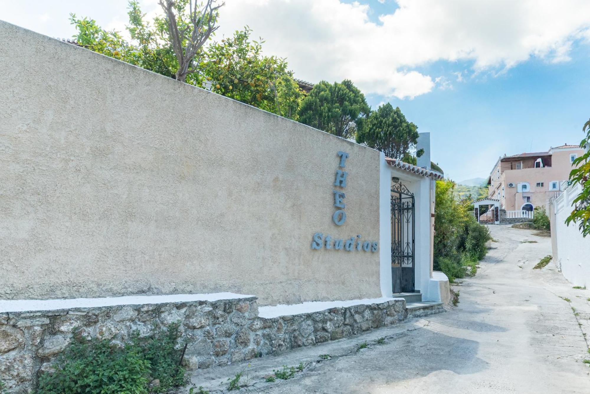 Theo & Spetses Town