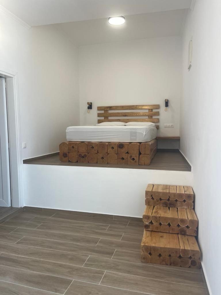 Milesian Apartment Adamantas (Milos)