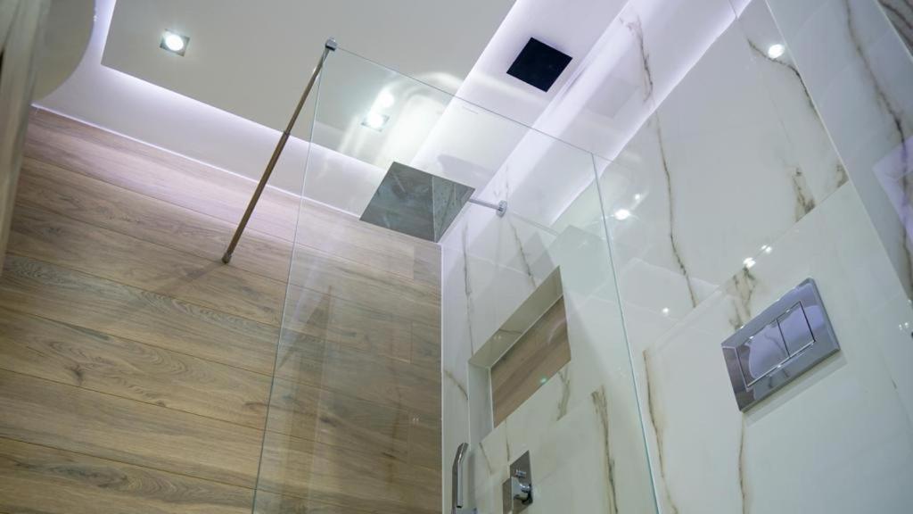 P & K Design Ltd Flats By Pro Services - *