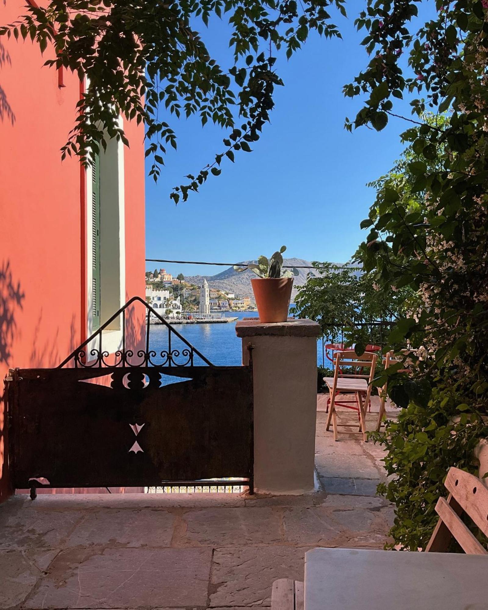 1900 * Symi