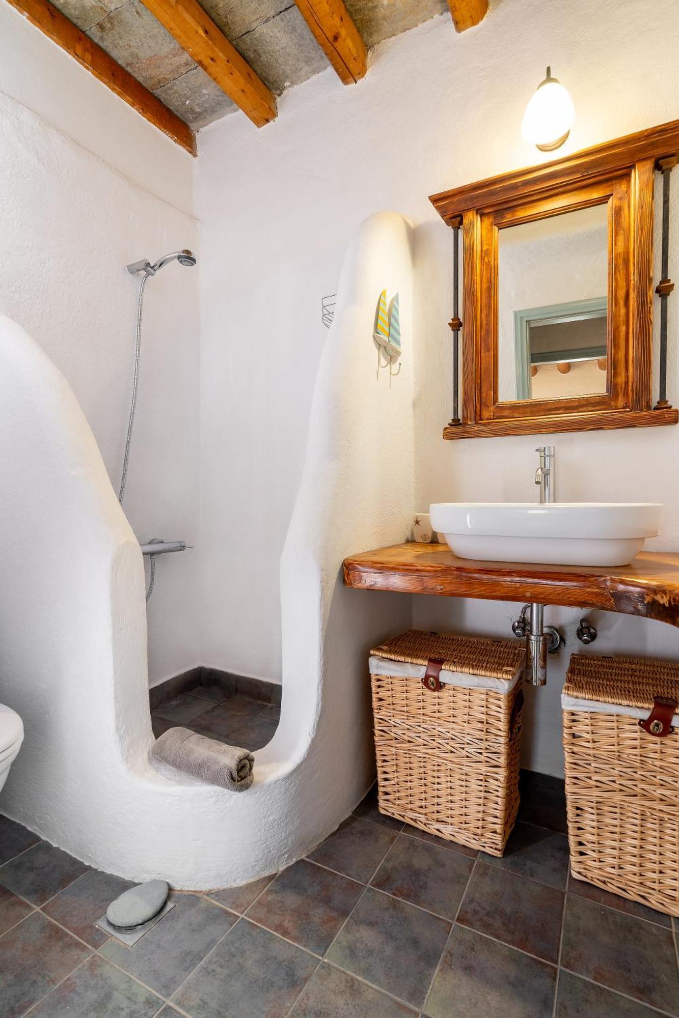Spacious & Cozy Flat - 5 Mins To Batsi Bay