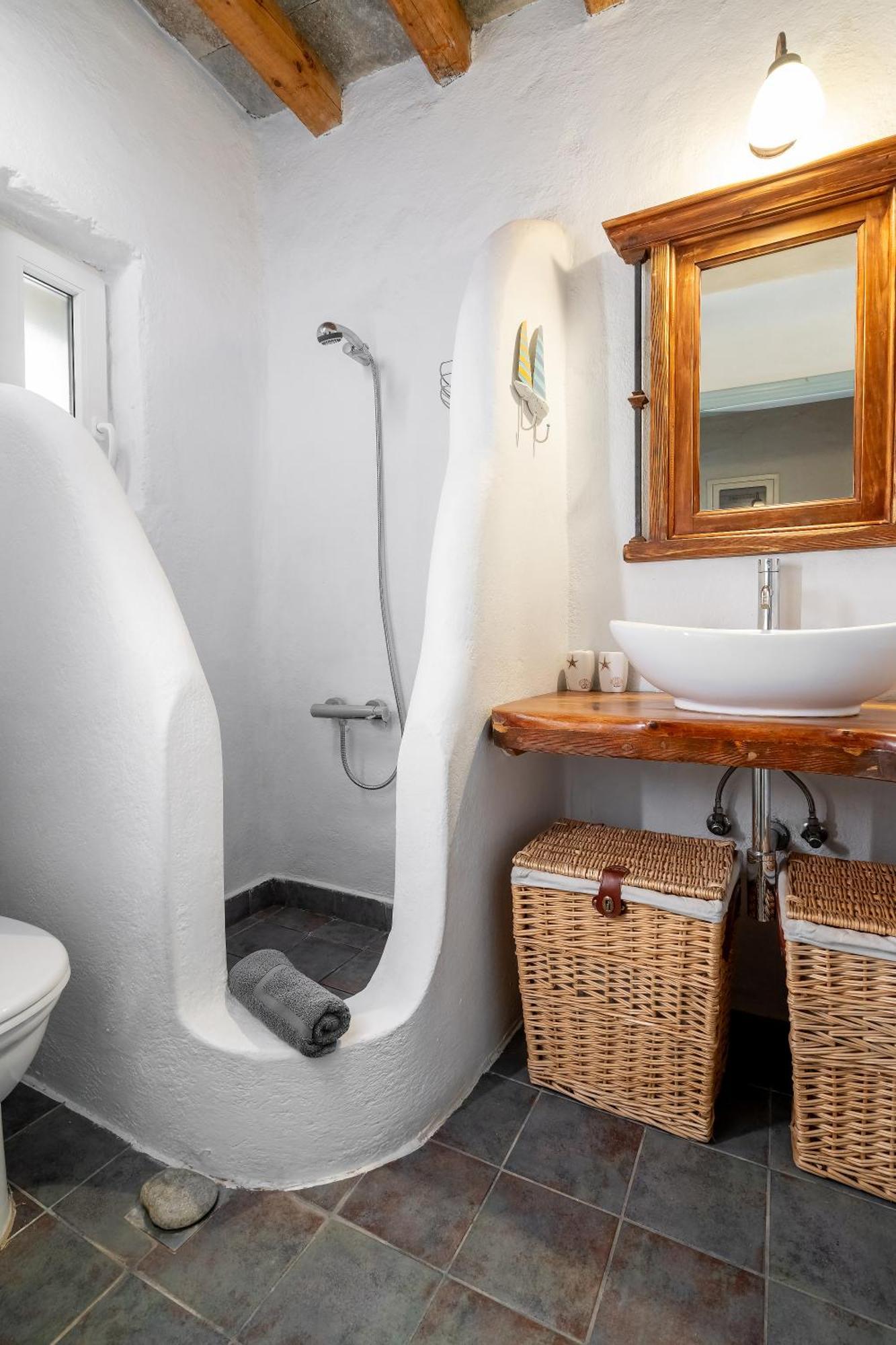 Spacious & Cozy Flat - 5 Mins To Batsi Bay Apartment *