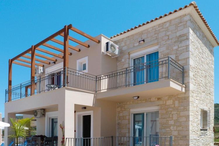 In With Shared Pool Villa Nopigia